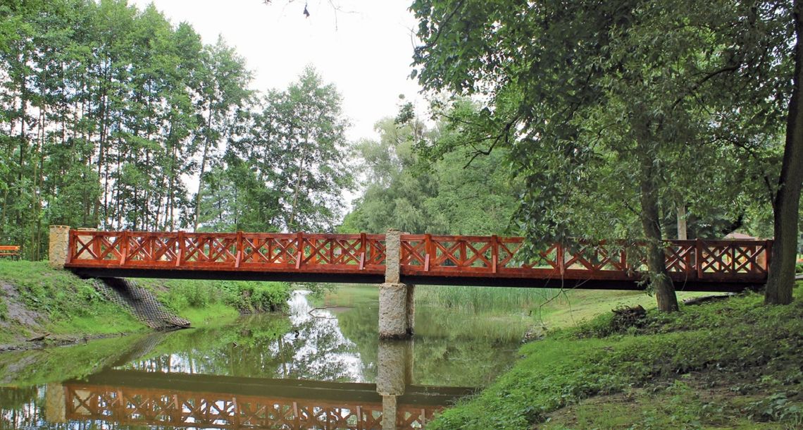 W parku w Świdnikach zbudowano pomost z drewnianej konstrukcji nad zbiornikiem wodnym prowadzący na wysepkę.
