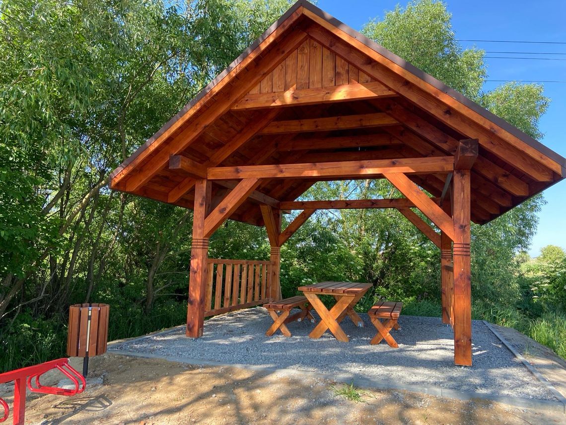 W ramach projektu „Budowa infrastruktury turystycznej i rekreacyjnej” powstały drewniane altany z infrastrukturą towarzyszącą, zlokalizowane w siedmiu miejscowościach przy najciekawszych odcinkach lokalnego szlaku rowerowego.