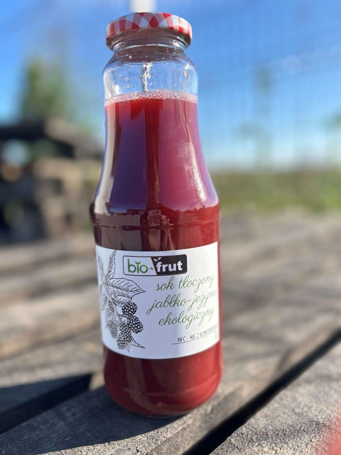 Choć firma BIO-FRUT zajmuje się uprawą owoców ekologicznych już od 2012 roku, to w 2022 r. postawiła ważny krok – rozpoczęła produkcję soków tłoczonych metodą NFC (not from concentrate, czyli nie z koncentratu).