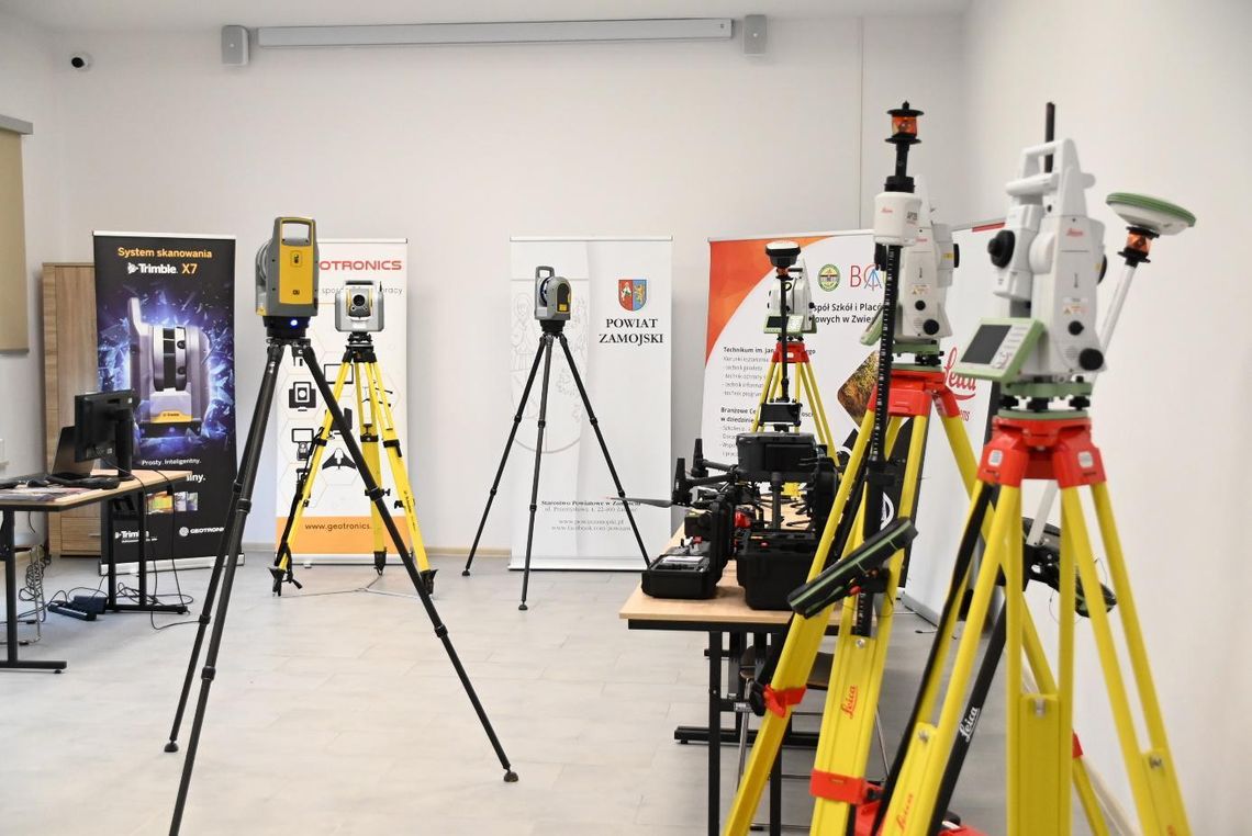 Branżowe Centrum Umiejętności w Zwierzyńcu to innowacyjne centrum kształcenia w dziedzinie geodezji, wchodzące w skład Zespołu Szkół i Placówek Oświatowych, którego organem prowadzącym jest Powiat Zamojski.