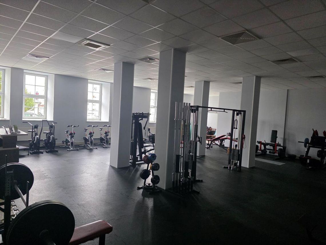 Centrum Sportu Profit, prowadzone przez Pawła Puszkarskiego, to unikalna w skali regionu placówka, która łączy nowoczesną siłownię z rozbudowaną ofertą treningów indywidualnych i motorycznych.