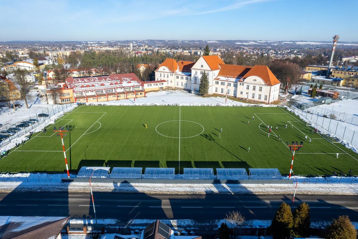 Powiatowe Centrum Treningowe, zlokalizowane przy I Liceum Ogólnokształcącym im. Bartosza Głowackiego, to nie tylko imponująca inwestycja w infrastrukturę, ale przede wszystkim wyraz dbałości o zdrowie, aktywność fizyczną i integrację lokalnej społeczności.