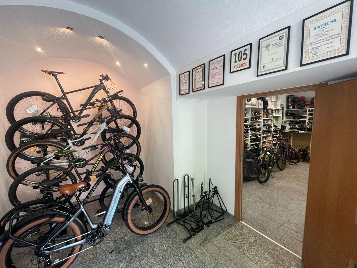 Rowerownia Zamojska, założona przez Pawła Raczyńskiego, to wyjątkowy projekt łączący sklep i serwis rowerowy z zaangażowaniem trenerskim oraz ogromną pasją do kolarstwa.