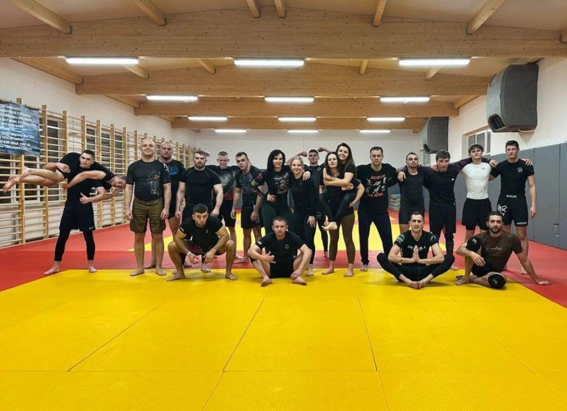 Stronghold Extreme Sports Zamość to nie tylko klub sportów walki – to społeczność zbudowana na wartościach takich jak wytrwałość, szacunek i wspólnota.