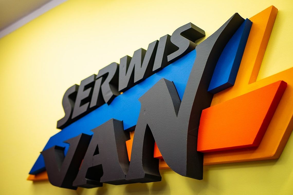 Van Serwis, założony w 2004 roku przez Szymona Kasprzaka, to nie tylko profesjonalny warsztat samochodowy – to przykład lokalnego biznesu, który rozwija się w rytmie technologicznych zmian, nie tracąc przy tym swojego najważniejszego atutu: indywidualnego podejścia do klienta.