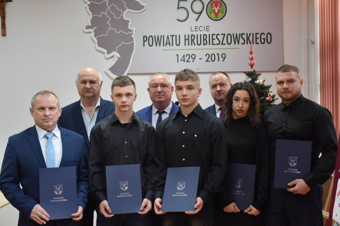 Władze powiatu hrubieszowskiego nagrodziły: Klaudię Szelestowską, Marię Koszałkę, Sebastiana Sztojko, Michała Puchalę i Ryszarda Poznańskiego.
