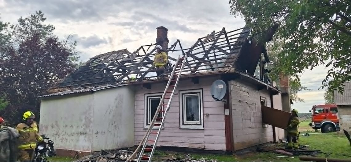 - Na miejscu strażacy zastali płonący dom, ogień wydobywał się z poszycia dachowego, płomienie buchały również z otworów okiennych. 8 osób, w tym sześcioro małoletnich, zdążyło w porę opuścić budynek. Nikomu nic się nie stało – relacjonuje mł. bryg. Marcin Lebiedowicz, rzecznik prasowy KP PSP w Hrub