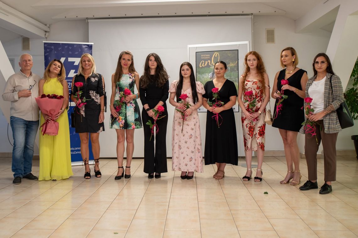 Bogusław Pupiec pokazuje piękno kobiet na wyjątkowej wystawie w Zamościu Na 20 portretach fotograficznych Bogusław Pupiec uwiecznił 13 odważnych kobiet z Zamojszczyzny – pozowały mu przedsiębiorczynie, artystki, bibliotekarki i przedstawicielki wielu innych zawodów.