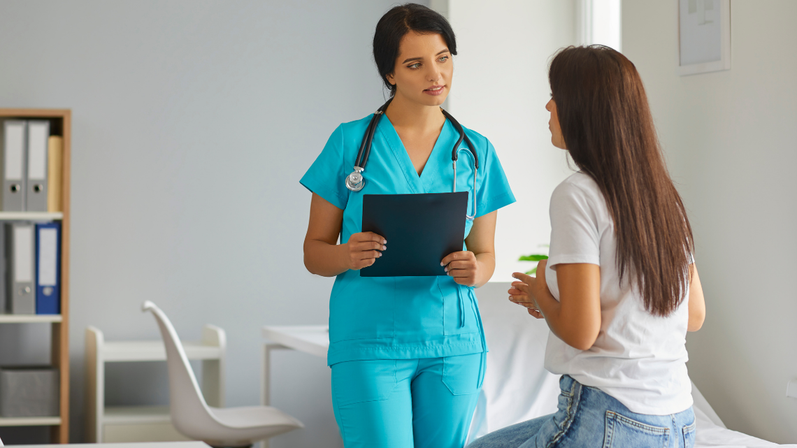 Pielęgniarki to nie tylko panie od zastrzyków. Dlatego chcą zmian Polskie pielęgniarki i położne uważają, że system nie wykorzystuje ich umiejętności.