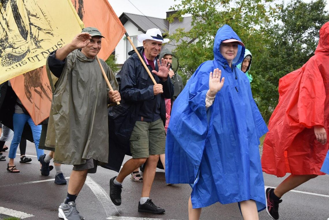 Pielgrzymi dotarli do powiatu biłgorajskiego [ZDJĘCIA]