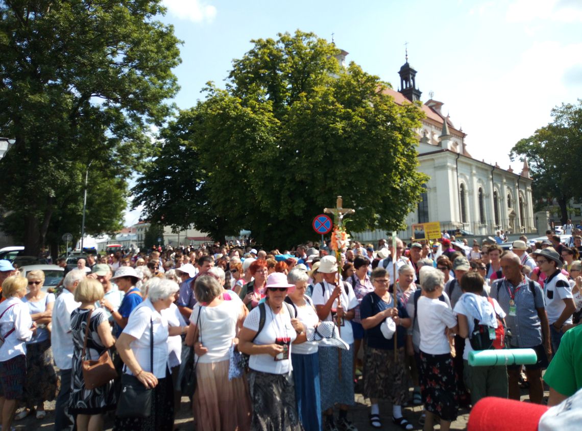 Pielgrzymi na szlaku Pielgrzymi na szlaku