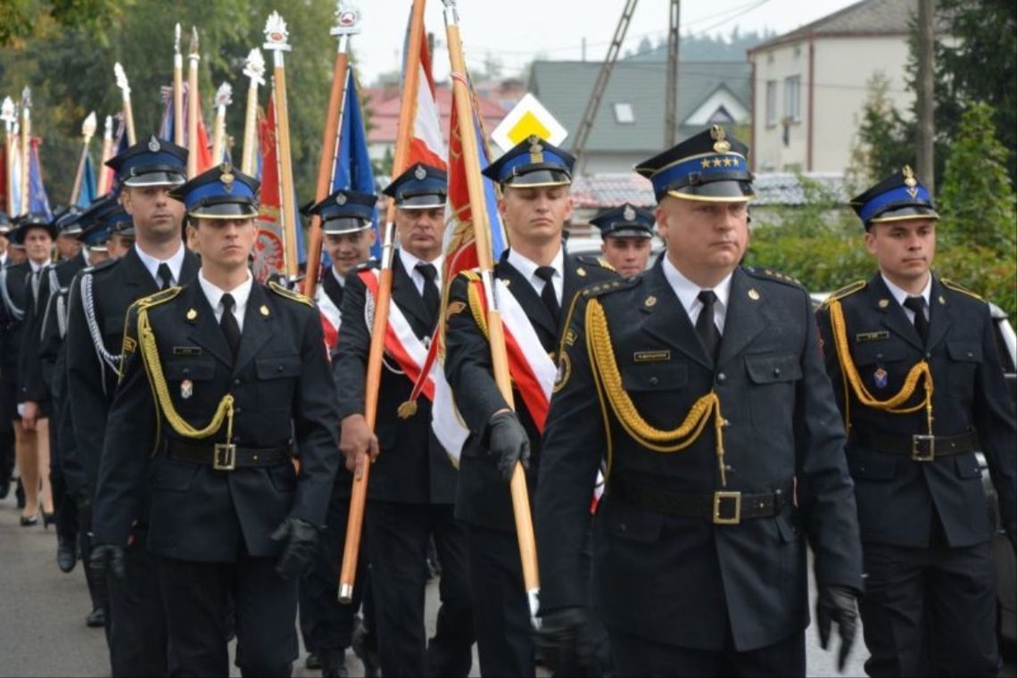 W pielgrzymce strażaków do Krasnobrodu udział wzięły 24 poczty sztandarowe straży pożarnych.