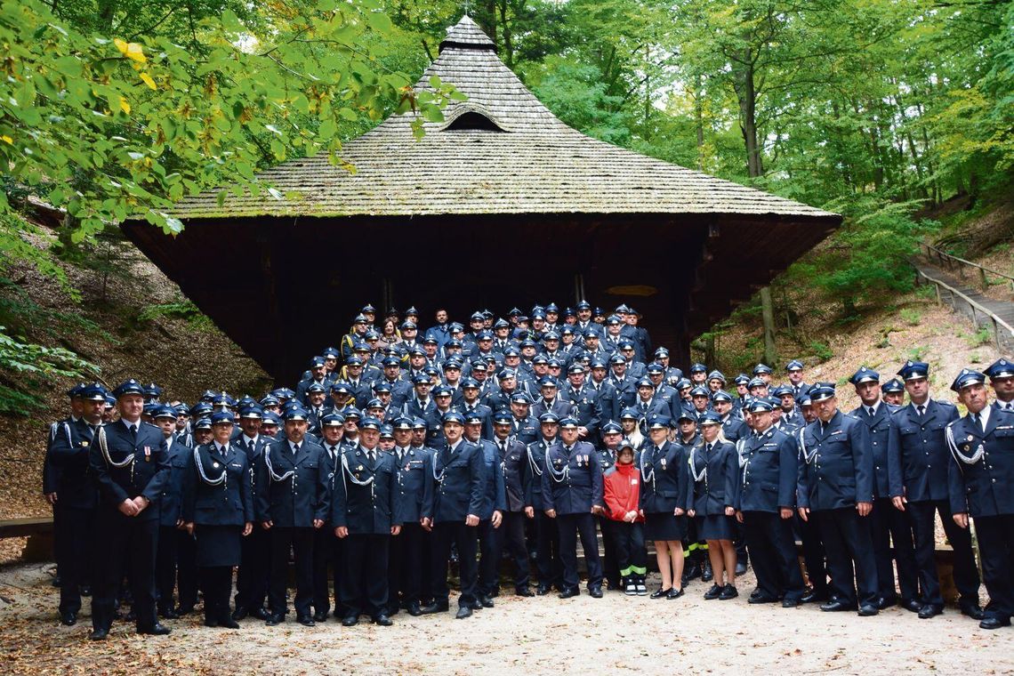 Po zakończonym nabożeństwie strażacy odmówili modlitwę przed kapliczką św. Rocha.