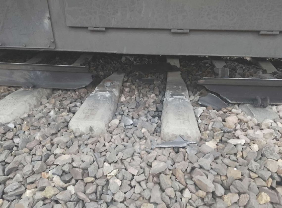 Ładunki podłożone w okolicach Miki umieszczono w odległości około metra od siebie. Eksplodował tylko jeden, powodując pęknięcie szyny. Po uszkodzonym torze przejechało aż dwanaście pociągów