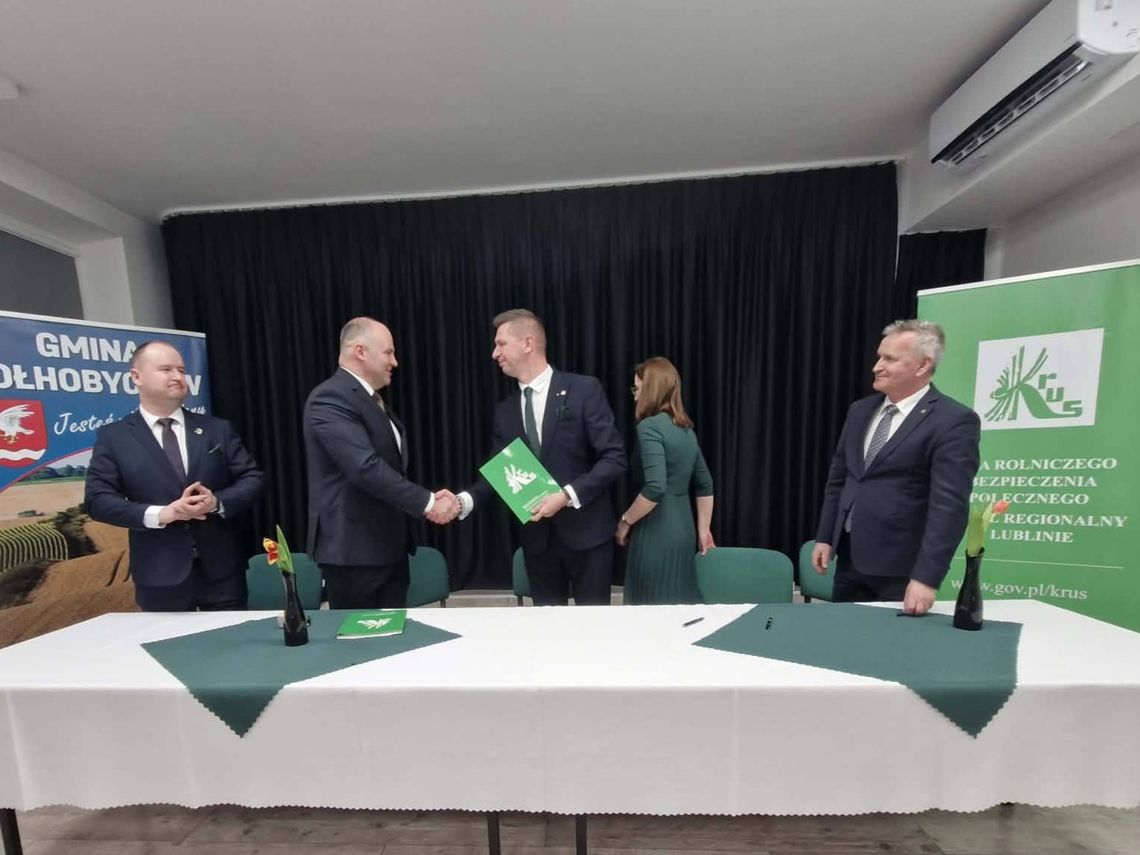 14 marca w Centrum Kulturalno-Konferencyjnym w Dołhobyczowie zawarto porozumienie w sprawie utworzenia tam Punktu Obsługi Klienta KRUS. Porozumienie podpisali wójt gminy Dołhobyczów, Grzegorz Drewnik, oraz Mateusz Winiarski, dyrektor regionalny KRUS.