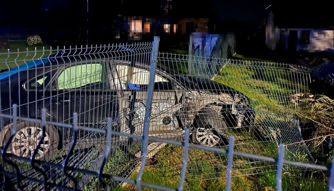 Lubelskie: Pijana 33-latka uderzyła w słup i staranowała ogrodzenie W Sosnowicy 33-letnia kobieta straciła panowanie nad Volvo i zakończyła jazdę na prywatnym ogrodzeniu.