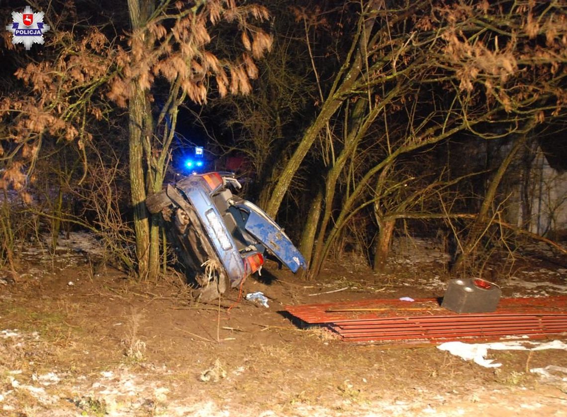 Pijany 21-latek rozbił auto na drzewie. Wiózł dwoje znajomych.