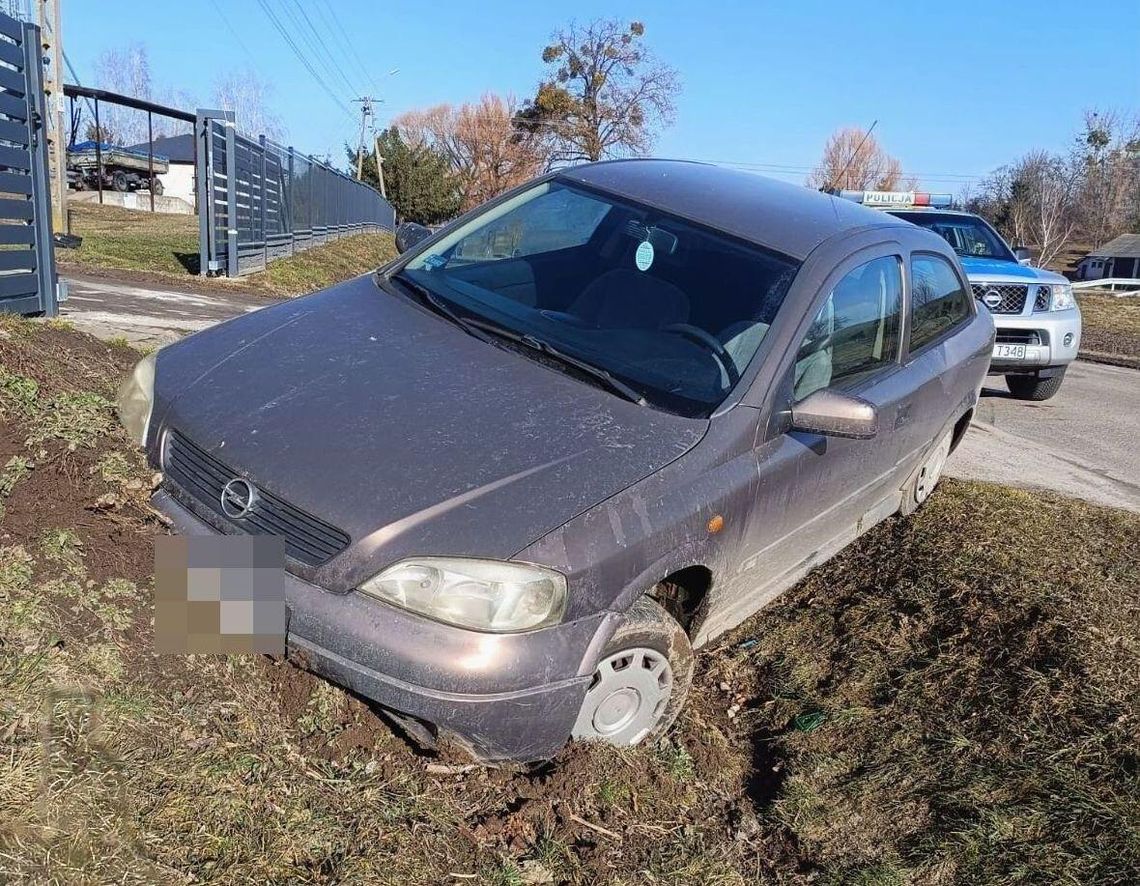 59-letni kierujący Oplem w rowie zakończył ucieczkę przed policjantami.