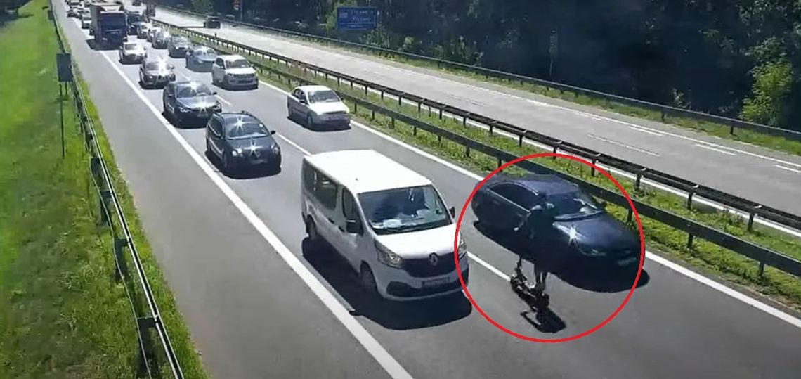 Takich rzeczy nie widuje się codziennie. Nietrzeźwy mężczyzna jeździł sobie po autostradzie hulajnogą elektryczną. A to nie jedyne jego przewinienie.