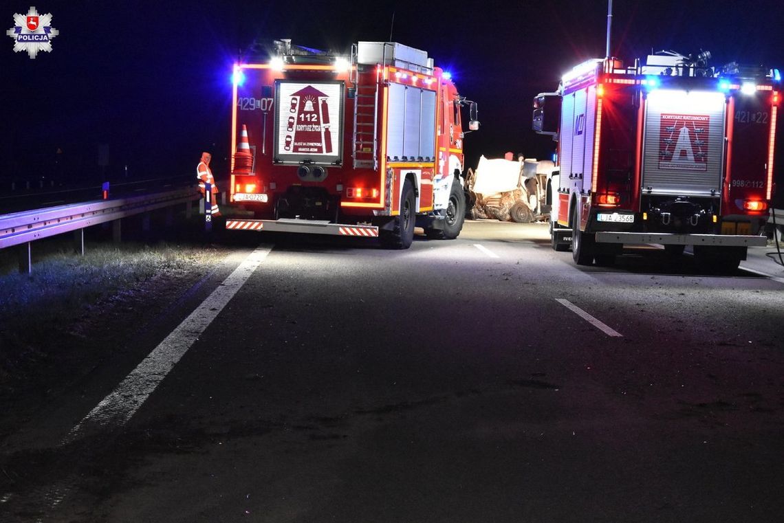 W wyniku tego zdarzenia śmierć poniosła kierująca Volkswagenem 67-latka oraz 38-letni pasażer siedzący z tyłu pojazdu (oboje byli mieszkańcami gminy Jarocin w powiecie niżańskim). Drugi pasażer tego samego samochodu, również z tej gminy, trafił do szpitala.