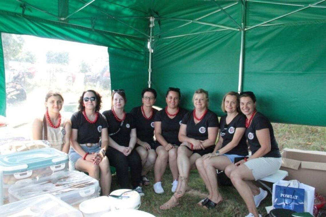 Piknik Rodzinny w Chomęciskach Dużych. Panie serwowały pierogi, panowie kiełbasę z grilla 13 lipca na boisku w Chomęciskach Dużych odbył się IV Piknik Rodzinny.