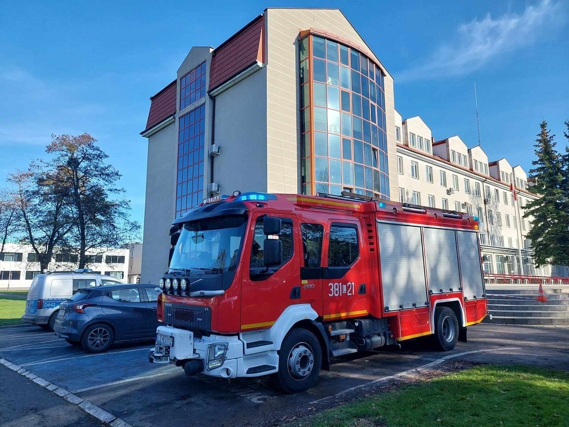 Po godz. 10 z Lubelskiego Urzędu Wojewódzkiego w Zamościu ewakuowano 124 osoby. Powodem jest podejrzana aktówka. Do Zamościa jadą saperzy.