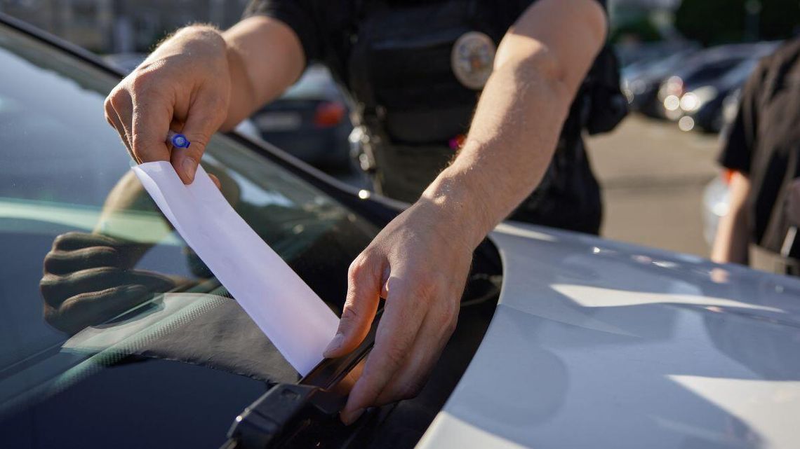 Płatne parkowanie niesprawiedliwe. Rzecznik praw obywatelskich chce zmian przepisów Brak możliwości zapłacenia gotówką, znaczne podwyżki kar i brak „mandatu” za wycieraczką. To największe grzechy stref płatnego parkowania. Rzecznik praw pbywatelskich oczekuje, że przepisy się zmienią.