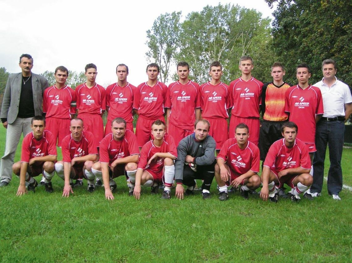 Płomień Spartan Nieledew przed przegranym 0:2 (0:0) meczem z Olendrem Sól w klasie okręgowej 9 września 2007 r. (niedziela) na stadionie w Nieledwi.