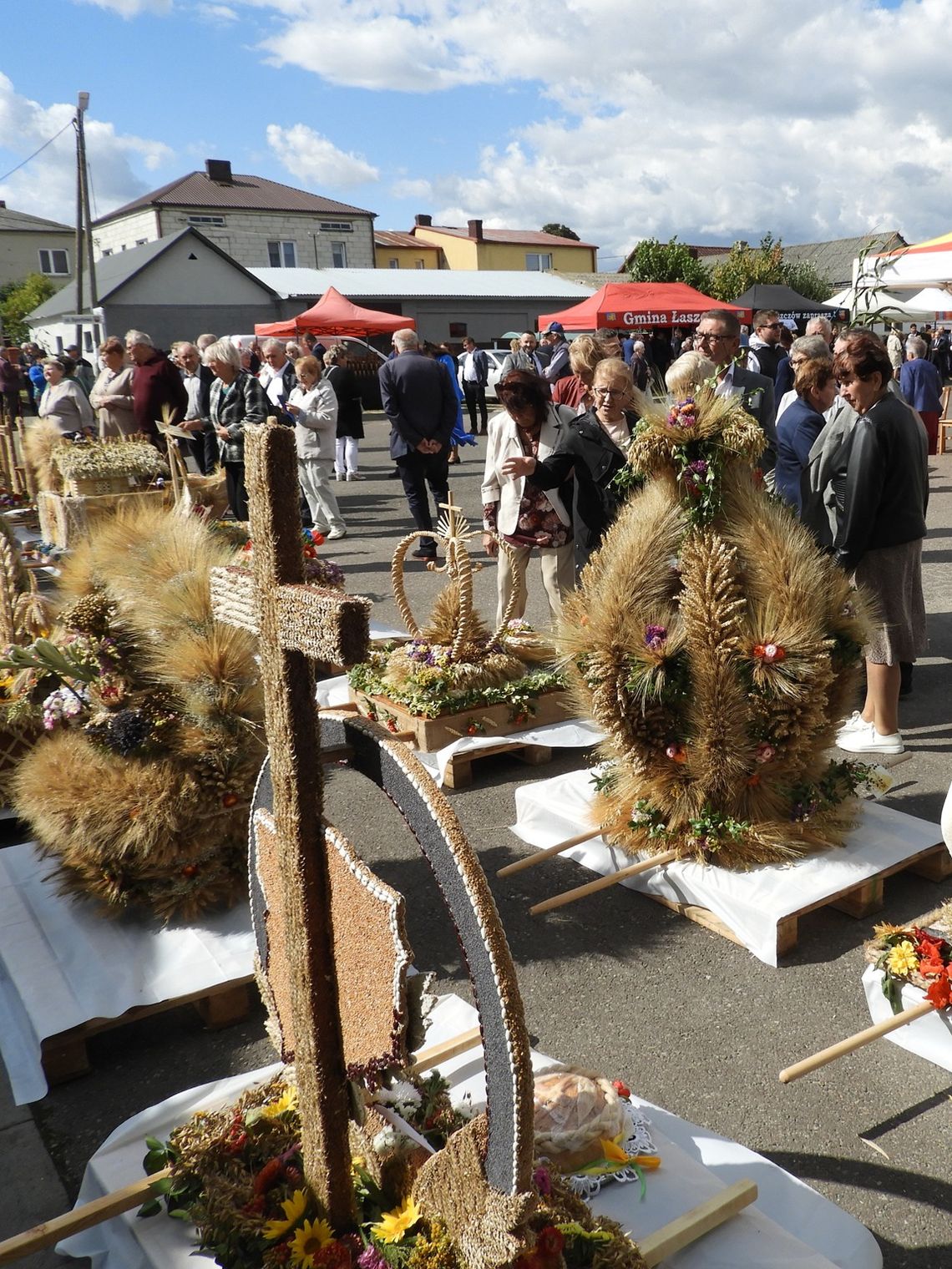 Tegoroczne Dożynki Gminno-Parafialne w Łaszczowie odbyły się 24 sierpnia i zgromadziły licznych mieszkańców oraz gości, którzy wspólnie uczcili koniec żniw i pielęgnowali lokalne tradycje.