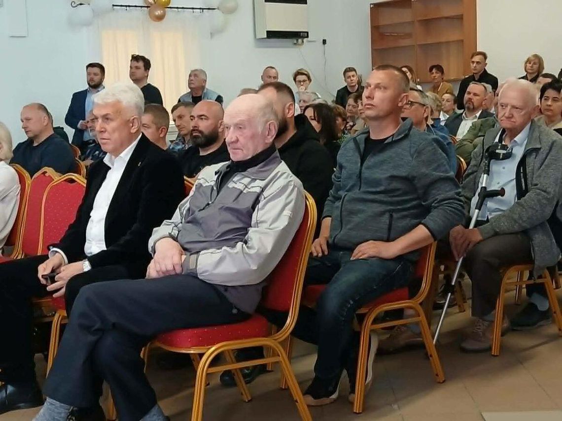 Płoskie: Spór o maszt 5G. Mieszkańcy i Aeroklub ZZ mówią „NIE” 52-metrowej konstrukcji przy szkole Choć przedstawiciel operatora przekonywał o bezpieczeństwie i technicznych wymogach nowej infrastruktury, zebrani jednogłośnie opowiedzieli się przeciwko wybranej lokalizacji. Fot. Leszek Wójtowicz