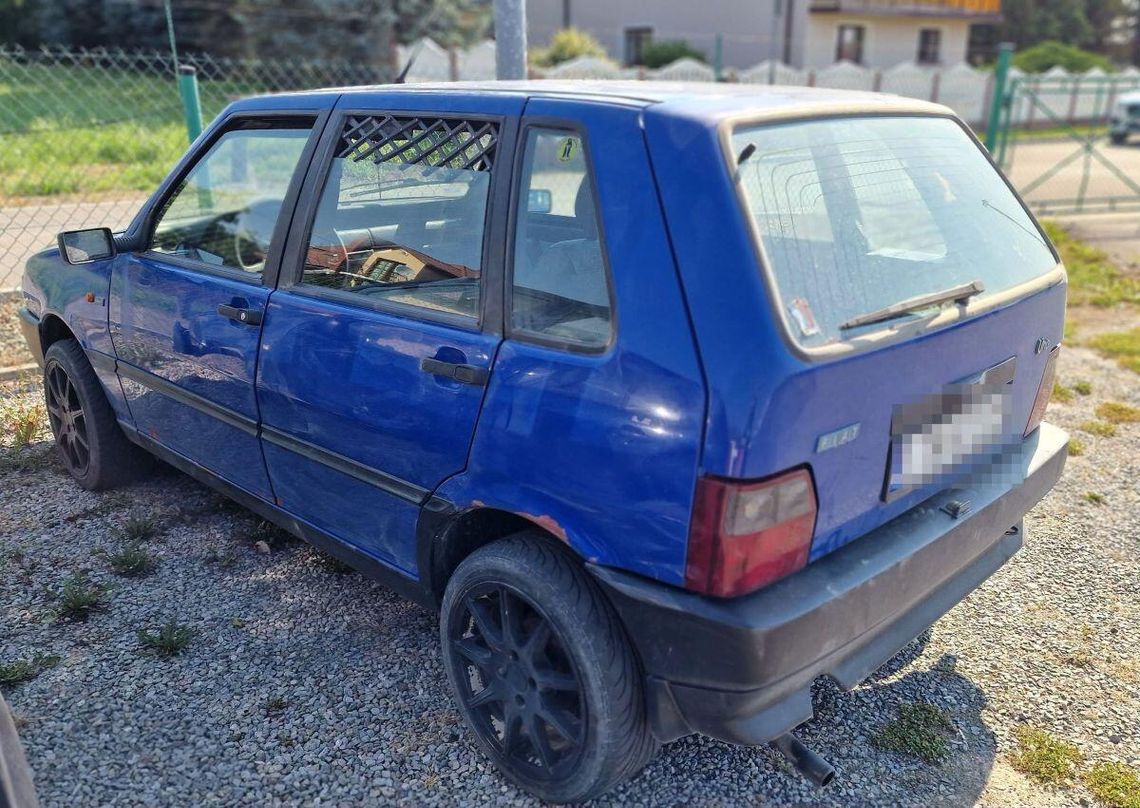 Po pijaku próbował driftować Fiatem Uno. Tomaszowianin stracił prawo jazdy Kierujący Fiatem Uno zwrócił na siebie uwagę, celowo wprowadzając auto w poślizg na jednej z tomaszowskich ulic.