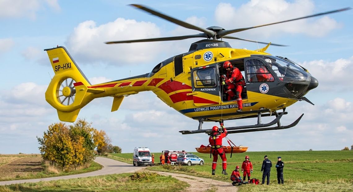 Pod Biłgorajem dachowało rozpędzone Audi, 28-latek zabrany śmigłowcem LPR