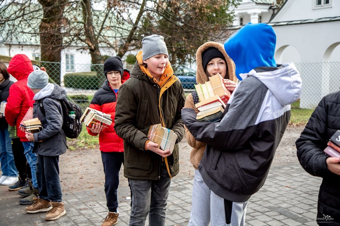 Podaj książkę! Mieszkańcy Hrubieszowa pomogli w przeprowadzce biblioteki [ZDJĘCIA]