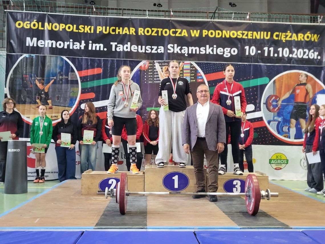 Podnoszenie ciężarów: Siła młodzików. 17 sztangistów z Zamojszczyzny pojedzie na mistrzostwa Polski O prawo do startu w mistrzostwach Polski młodzików U15 pięćdziesięcioro zawodniczek i zawodników z jedenastu klubów walczyło na pomoście w Zamościu w trakcie ogólnopolskich zawodów Pucharu Roztocza i Memoriału Tadeusza Skąmskiego.