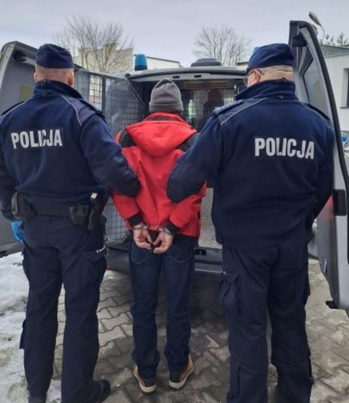 49-latek z Hrubieszowa odpowie nie tylko za uszkodzenie mienia, lecz przede wszystkim za narażenie dwóch osób na bezpośrednie niebezpieczeństwo utraty życia.