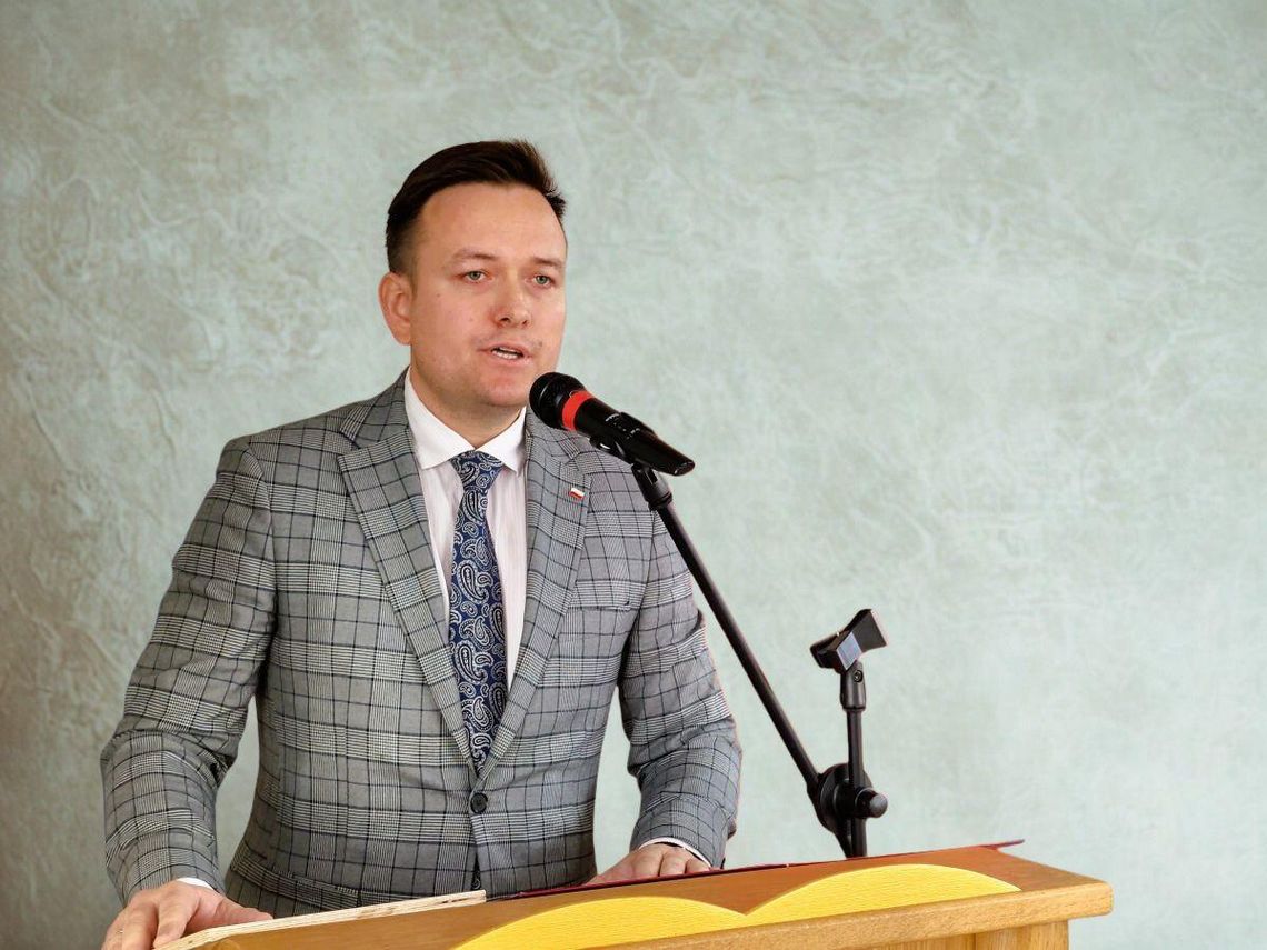 Służba, a nie zarobek. Wójt Sułowa oddaje 1/10 pensji mieszkańcom gminy i nie chce podwyżki W lutym, po otrzymaniu tzw. trzynastki, wójt gminy Sułów Piotr Kaliszewski zapowiedział oddanie dwóch dziesiątych wynagrodzenia i słowa dotrzymał. Zapowiada, że podwyżki pensji nie chce.