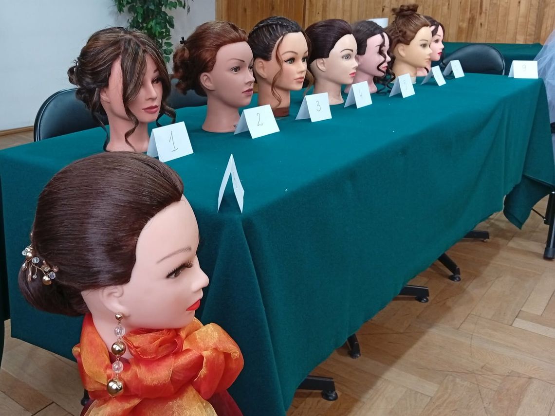 Pokazały, jak potrafią czesać. Hufiec Pracy w Tomaszowie rozstrzygnął konkurs dla fryzjerów 26 marca w jednostce 3-4 Hufca Pracy w Tomaszowie Lubelskim odbył się lokalny etap konkursu „Sprawny w zawodzie 2026 – zawód fryzjer”.