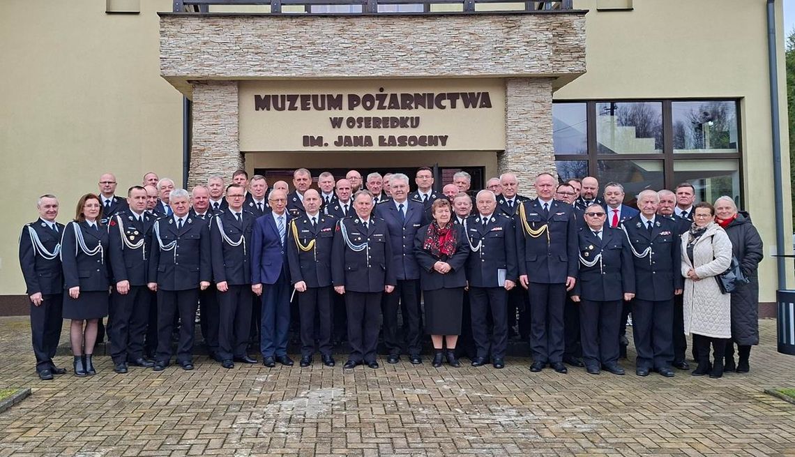 Pół wieku w mundurze. Strażacy z Tomaszowa żegnają swojego przyjaciela z Niemiec [ZDJĘCIA]