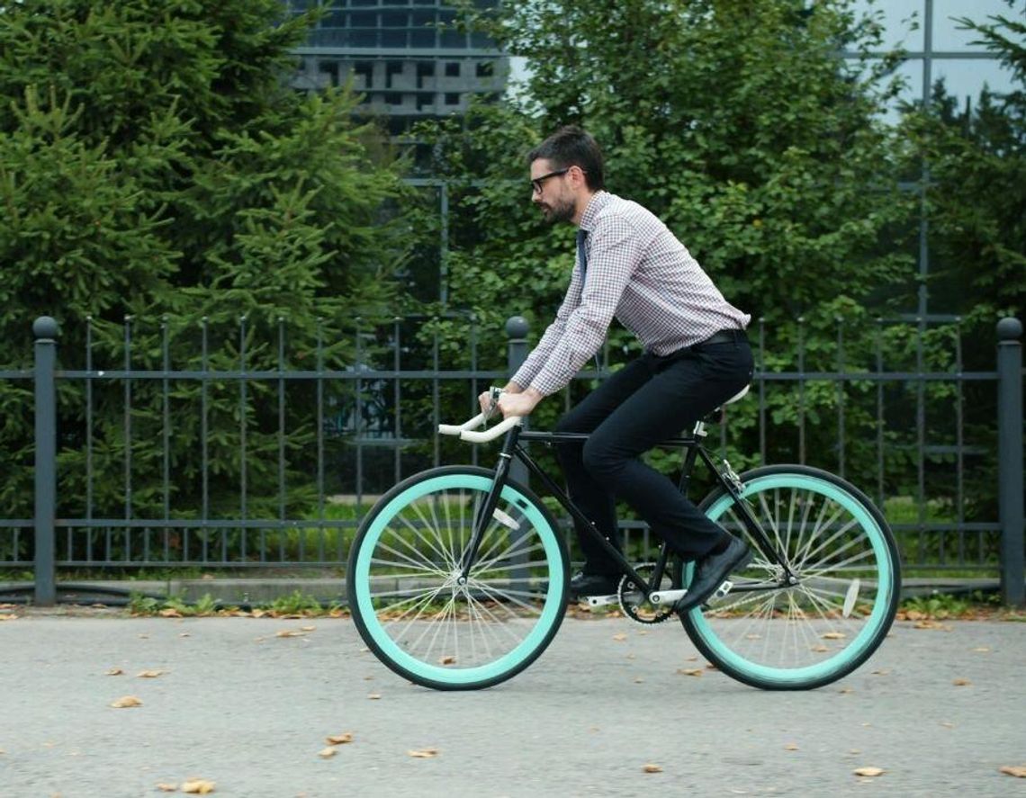 Rowerami jeździ już 19 mln Polaków. Popularność rośnie, ale razem z nią problemy – od złej infrastruktury po niebezpieczne zachowania na drogach.