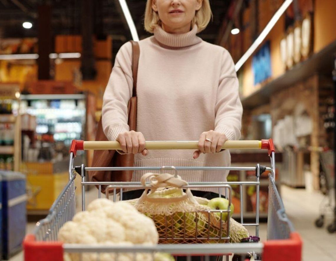 Polacy liczą cały koszyk. Cena to już nie wszystko Z raportu Auchan Polska „Zakupowy Trendspotting 2026” wynika, że 52 proc. badanych kontroluje jego wartość, 49 proc. sięga po tańsze zamienniki, a 44 proc. wybiera artykuły objęte promocją.