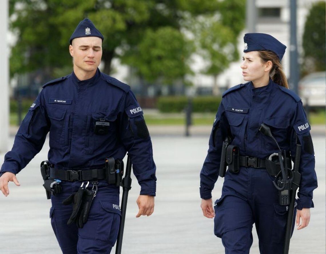 Policja szybko łata kadrowe dziury. Argumentem są pieniądze W policji służy już 102,5 tys. funkcjonariuszy. Liczba wakatów spada, a jednym z powodów jest poprawa warunków finansowych.