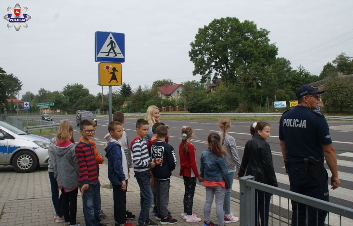 Policjanci i dzieci, czyli bezpieczna droga do szkoły w Miączynie (ZDJĘCIA)