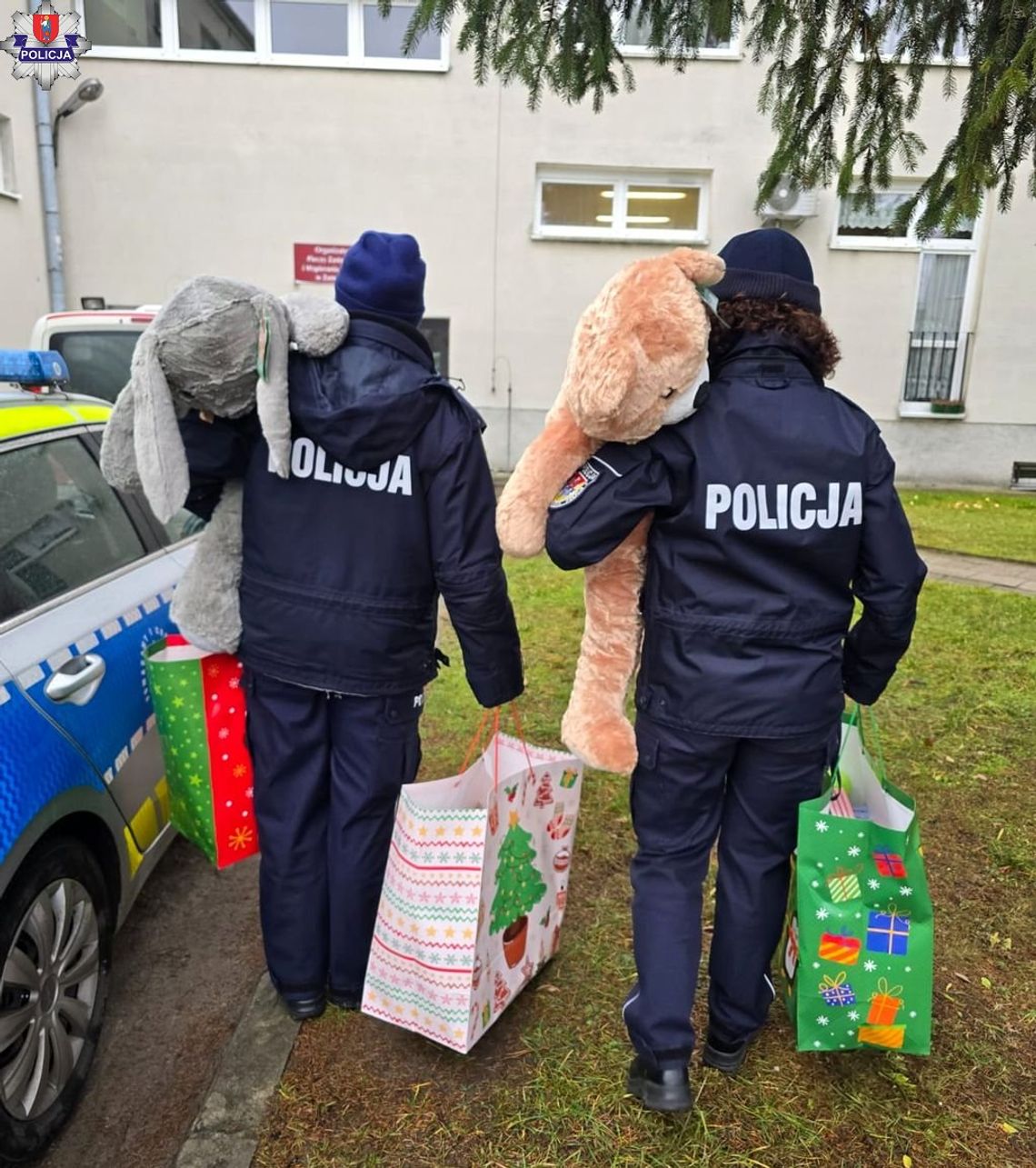 Policjanci i pracownicy Komendy Miejskiej Policji w Zamościu wzięli udział w akcji „I Ty zostań Świętym Mikołajem” organizowanej corocznie przez Organizatora Pieczy Zastępczej i Wspierania Rodzin w Zamościu.