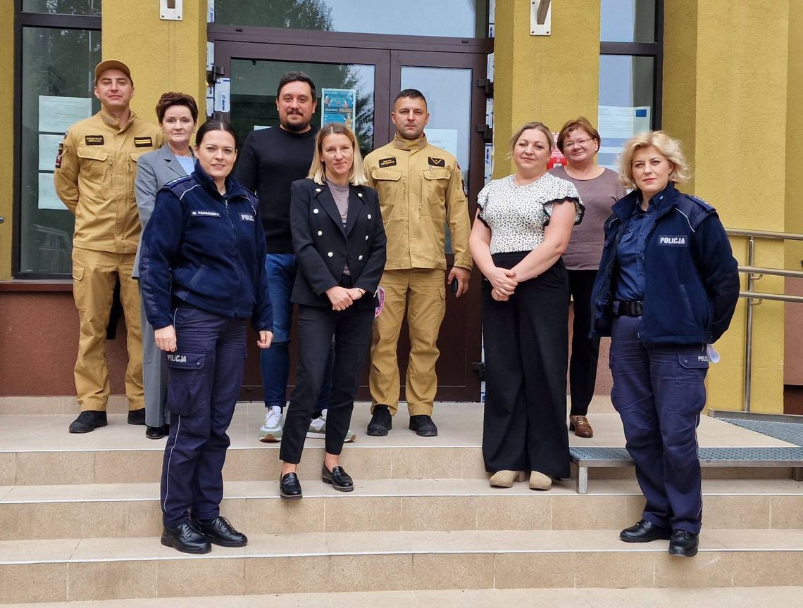 Policjanci i strażacy uczyli zasad bezpieczeństwa w szkołach gminy Tomaszów Lubelski Funkcjonariusze policji i straży pożarnej spotkali się z uczniami czterech szkół podstawowych w gm. Tomaszów Lubelski w ramach Krajowego Treningu Rodzinnego.