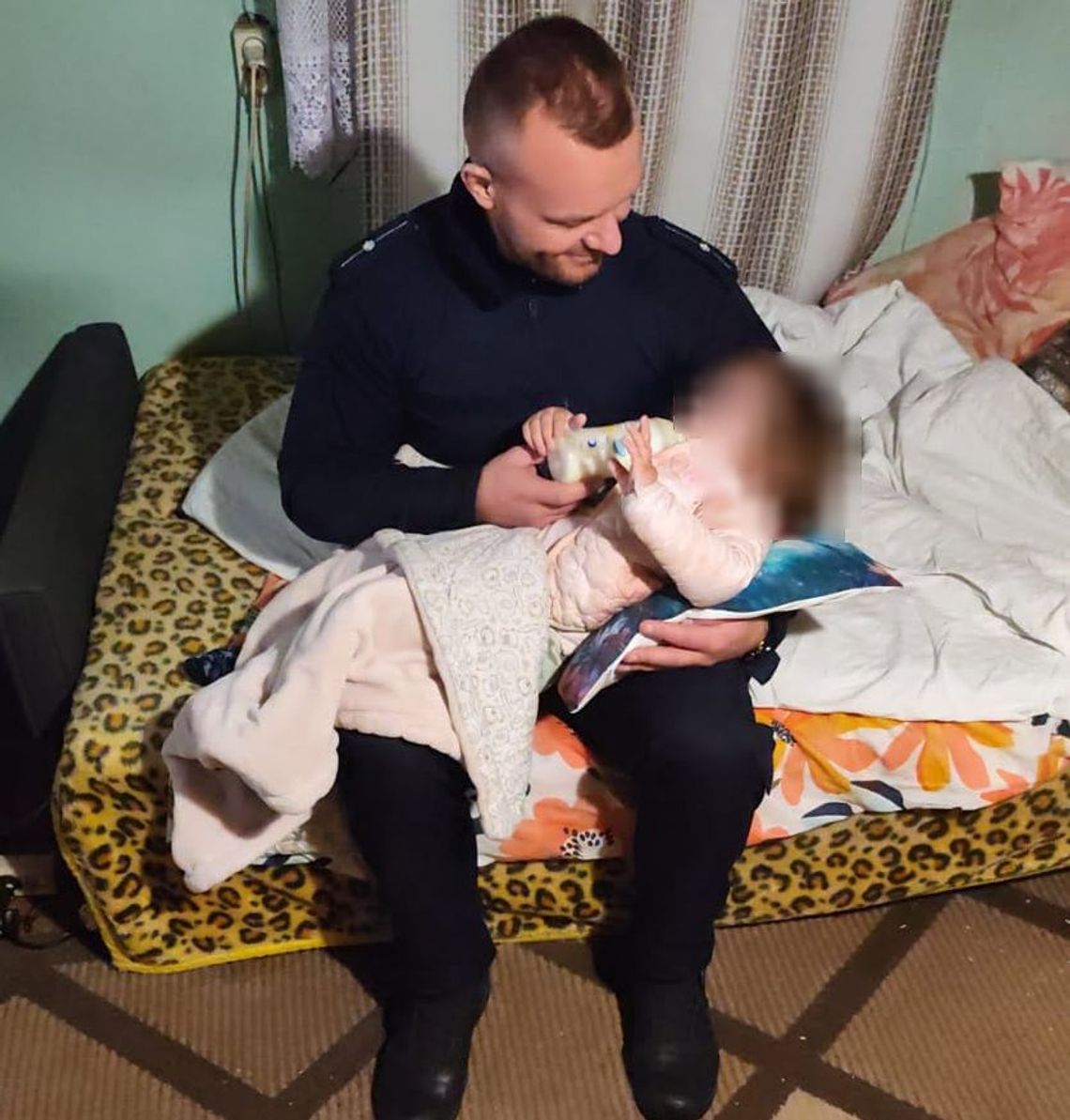 Policjanci nakarmili głodne dziecko. Pijani rodzice zatrzymani Policjanci nakarmili głodne dziecko. Pijani rodzice zatrzymani