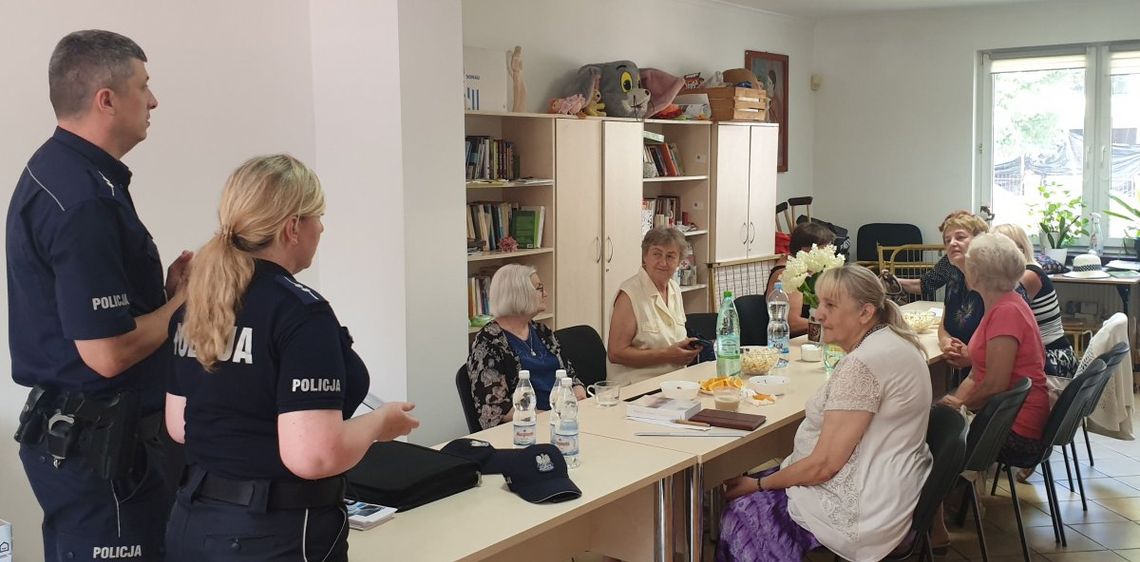 Policjanci w klubie seniora i u dzieci w bibliotece