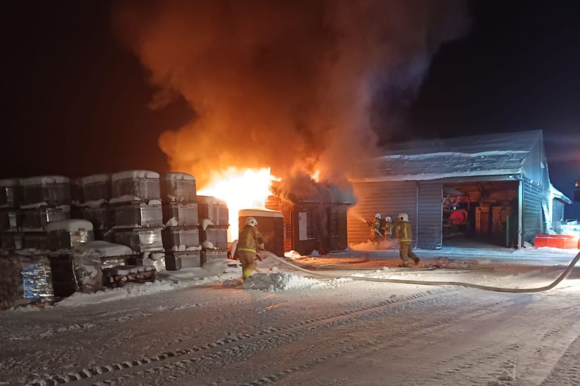 Policjanci wracali do domów, gdy zauważyli ogień. Uratowali tartak w Krupem przed spaleniem