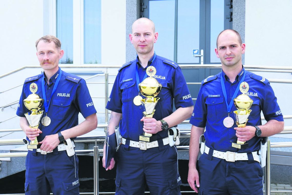 Mł. asp. Piotr Konopko (pierwszy z lewej) z Komendy Powiatowej Policji w Hrubieszowie zajął drugie miejsce w wojewódzkich eliminacjach "Policjant Ruchu Drogowego roku 2023".