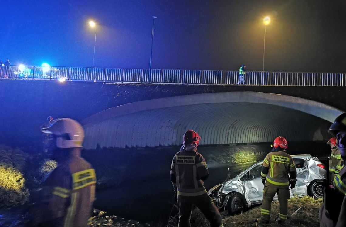 Osobowy Opel w rzece Biała Łada, kierujący uciekł z miejsca.