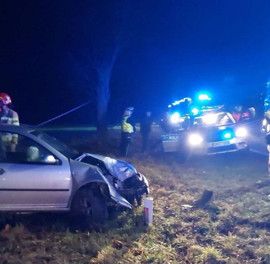 Kierowca volkswagena nie zatrzymał się do kontroli drogowej. Był pod wpływem alkoholu. Jego ucieczka przed radiowozem zakończyła się na słupie energetycznym